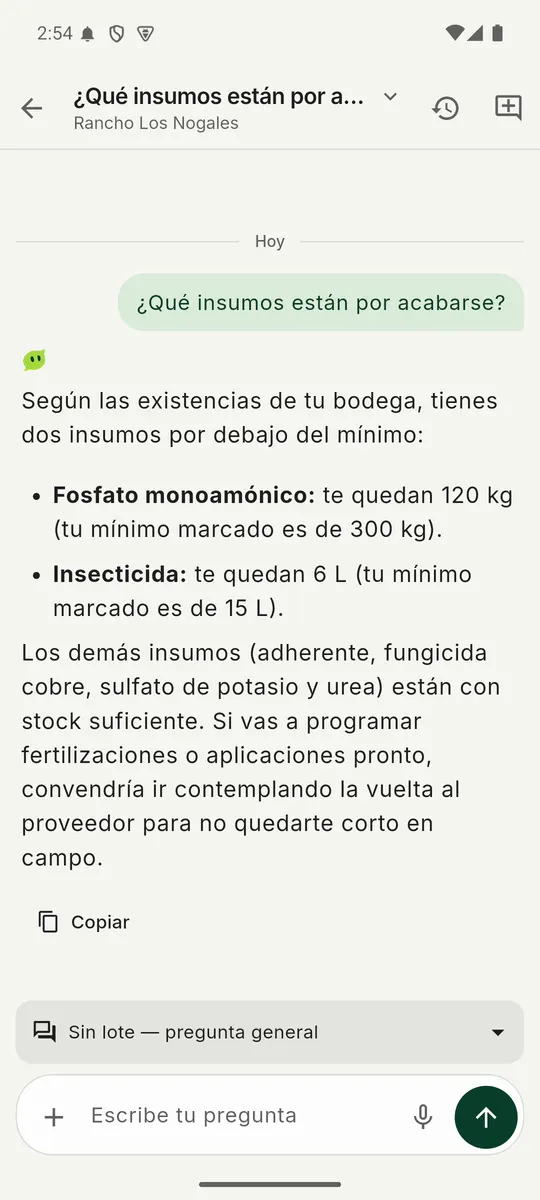 Chat de Vega en la app: lista dos insumos por debajo del mínimo, fosfato monoamónico e insecticida